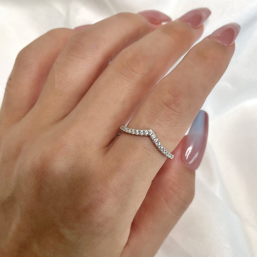 V-shaped Moissanite Diamond Row Ring